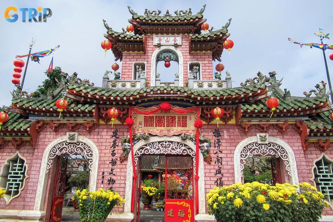 The hall is near many Hoi An’s other top sights that you can try visiting