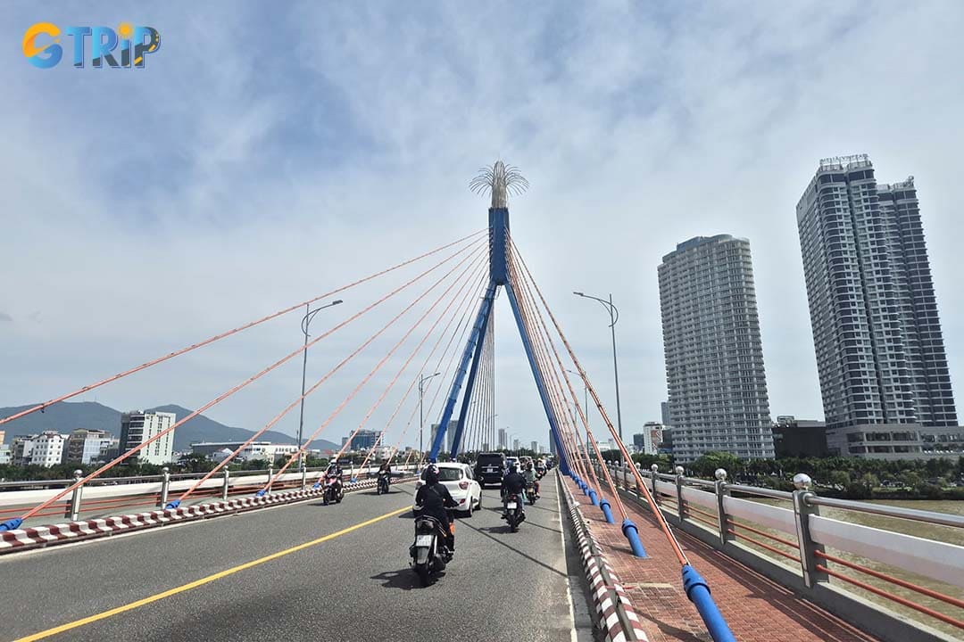 The Han River Bridge features a striking cable-stayed design and a unique swing mechanism that allows its central span to rotate 90 degrees