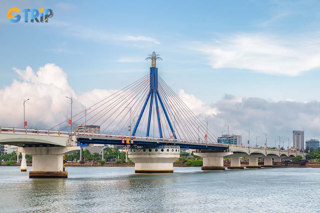 The Han River Bridge is an iconic symbol of Da Nang, celebrated for being Vietnam’s first swing bridge and a dazzling landmark
