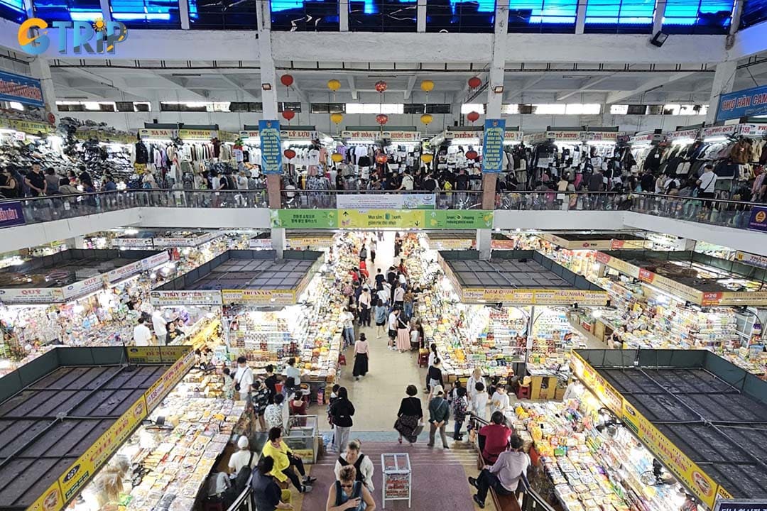 The Han Shopping Complex combines the vibrant atmosphere of Han Market with the comfort of modern, air-conditioned shops