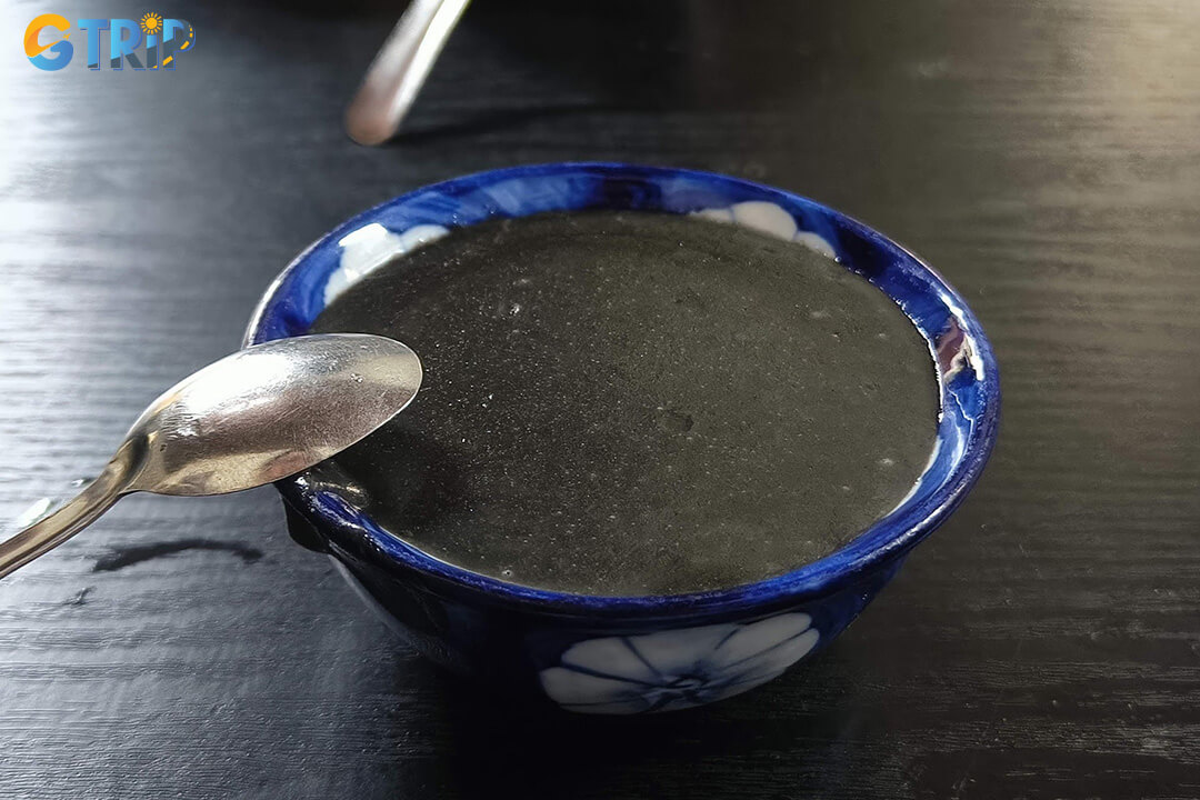 The highlight is tasting a warm bowl of black sesame soup made from the original recipe, offering a simple yet authentic taste of Hoi An’s culinary heritage