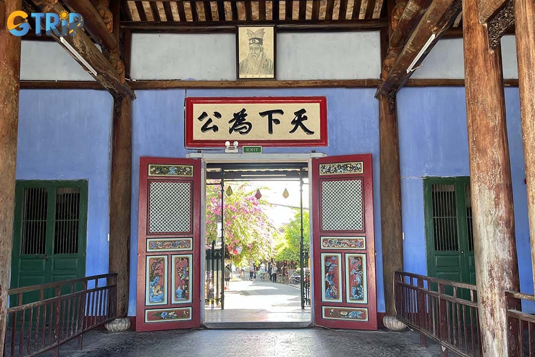 The history of the Trung Hoa Assembly Hall in Hoi An starts from the 18th century