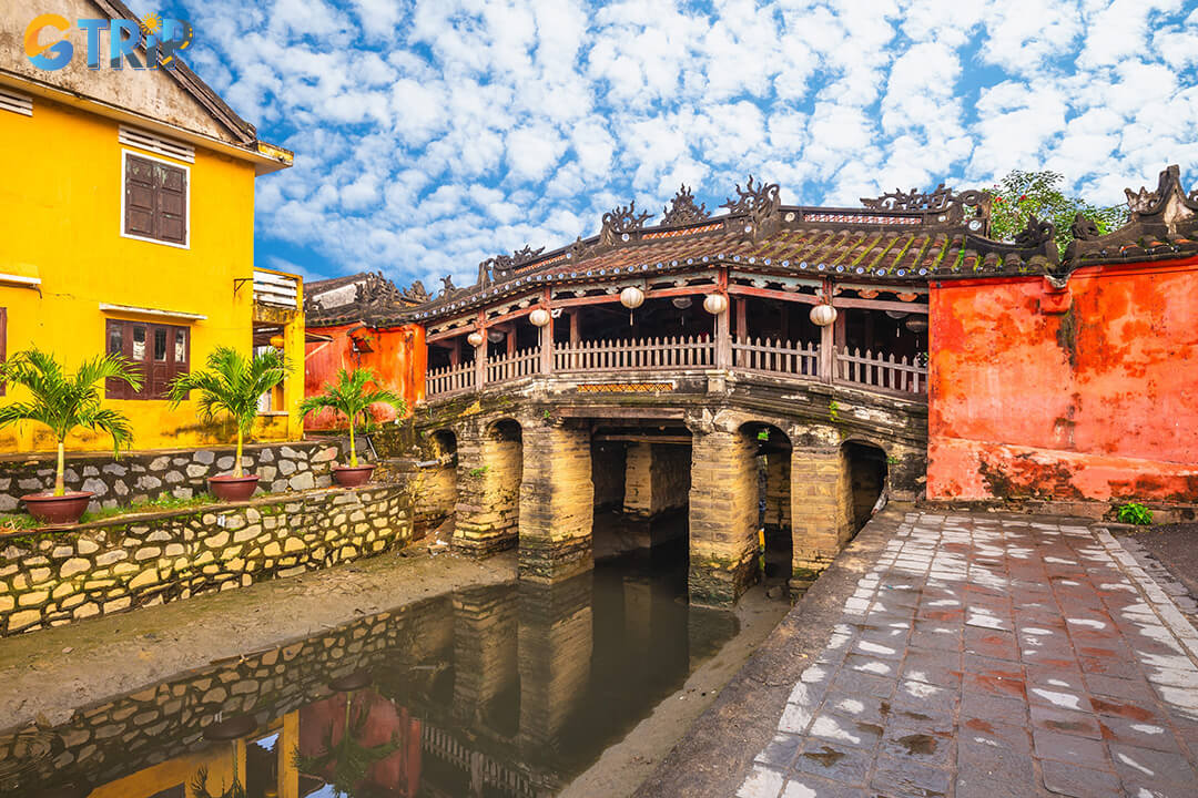 The Hoai River is lined with iconic bridges, from the historic Japanese Covered Bridge to scenic crossings offering beautiful views of Hoi An