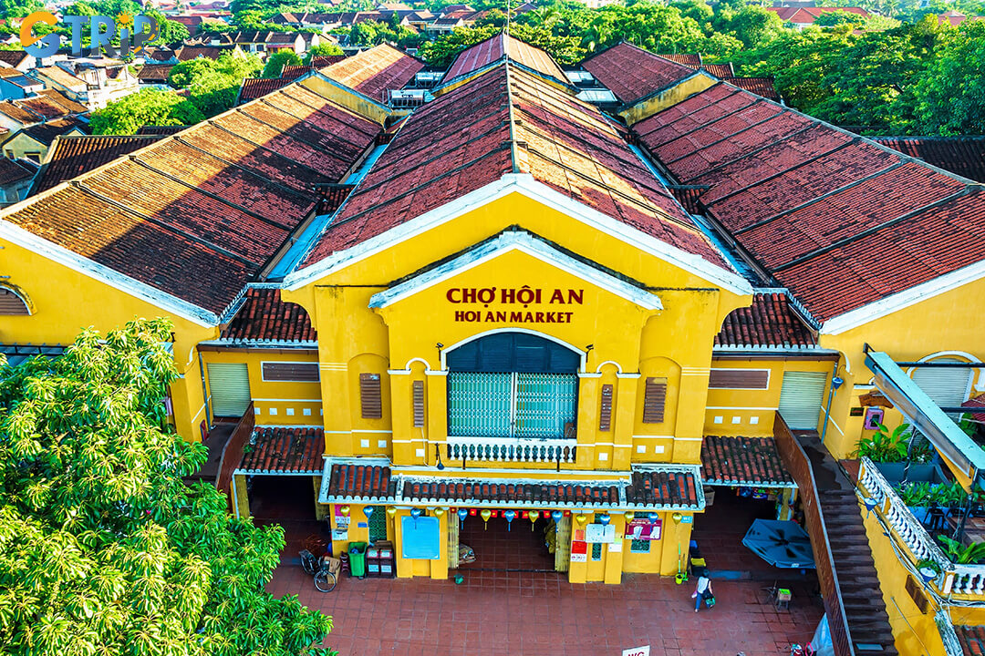 The Hoai River places you steps away from Hoi An’s top attractions, making it the perfect starting point to explore the town’s rich culture and history