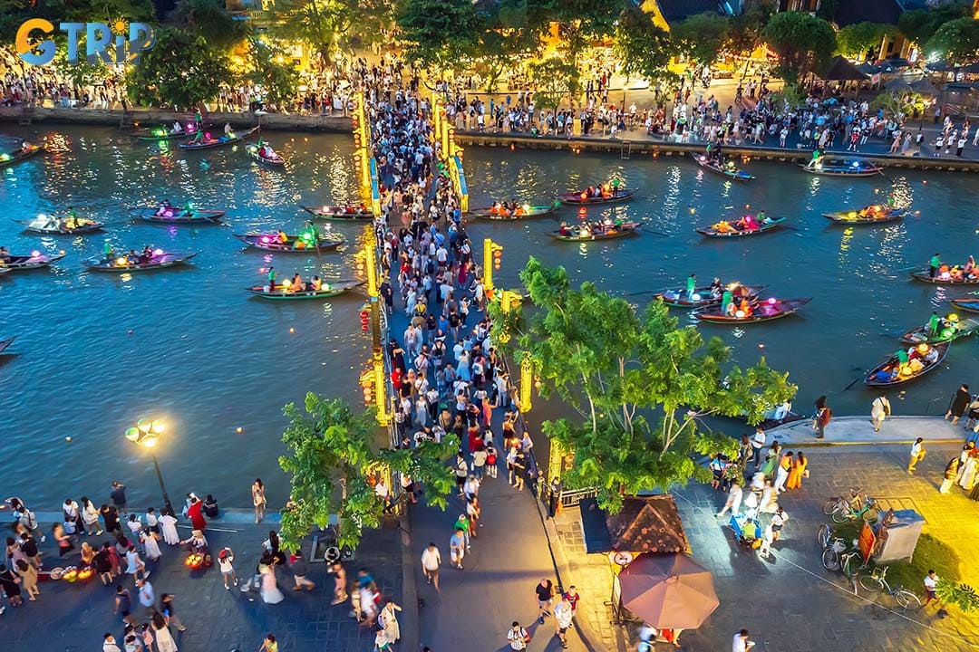 The Hoi An lantern boat ride is a unique experience during evening and night that visitors should not miss