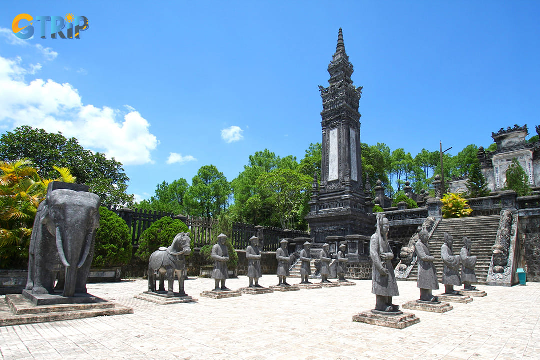 The Honor Courtyard features rows of life-sized stone statues representing mandarins, soldiers, and elephants