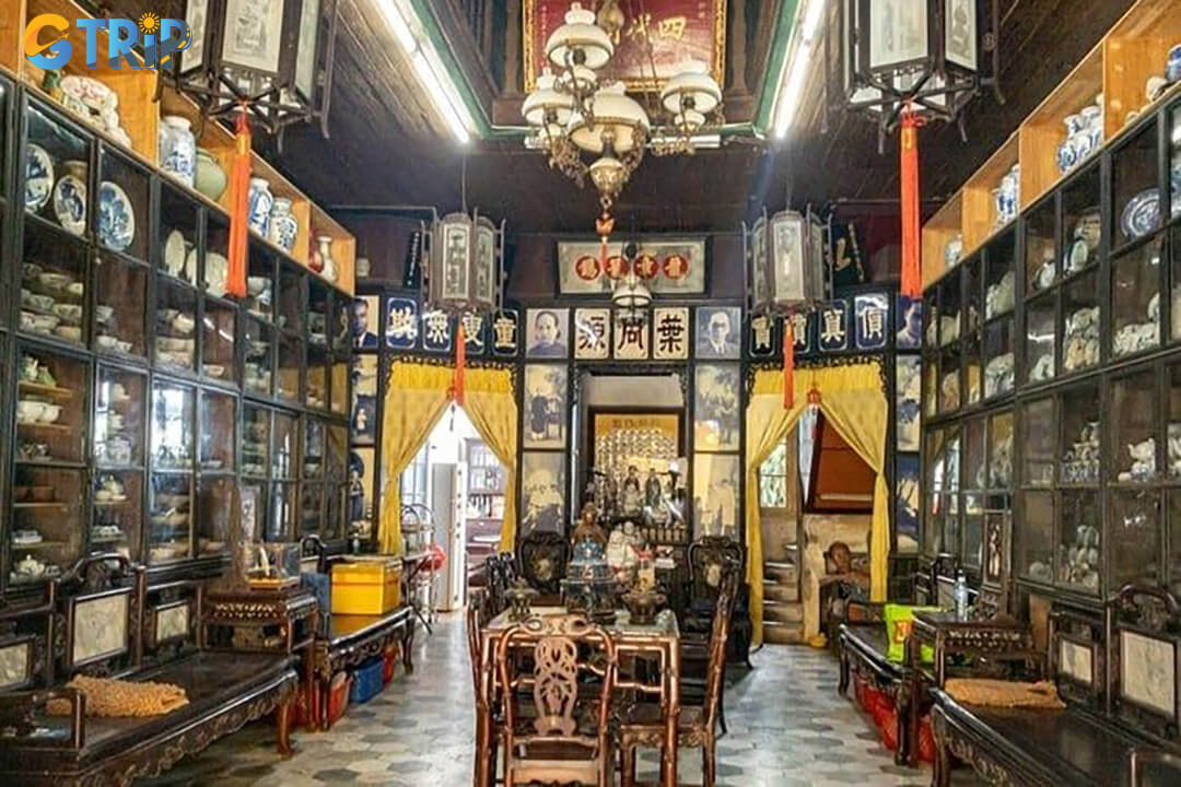 The house also showcases a vast family collection preserved across generations, reflecting a tradition of protecting heritage rather than selling it for profit