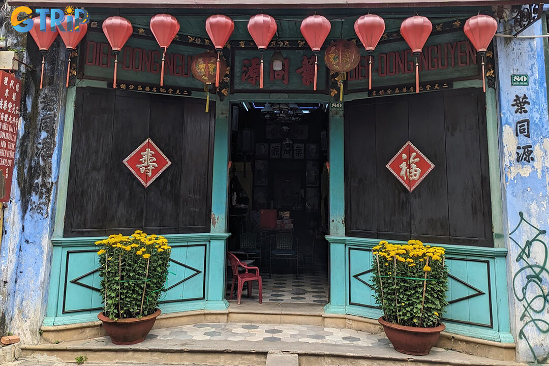 The house features a clever pulley system that allowed merchants to lift goods between floors, reflecting the practical design of 19th-century trading houses