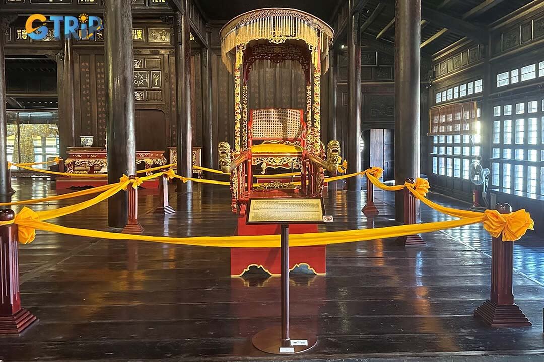 The Hue Museum of Royal Antiquities showcases over 9,000 artifacts from the Nguyen Dynasty and Champa civilization, highlighting royal culture and artistry