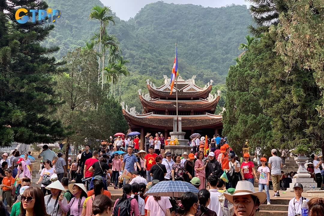 The Huong Pagoda Festival, from the 6th day of the first lunar month to the end of the third, includes rituals, performances, and boat races