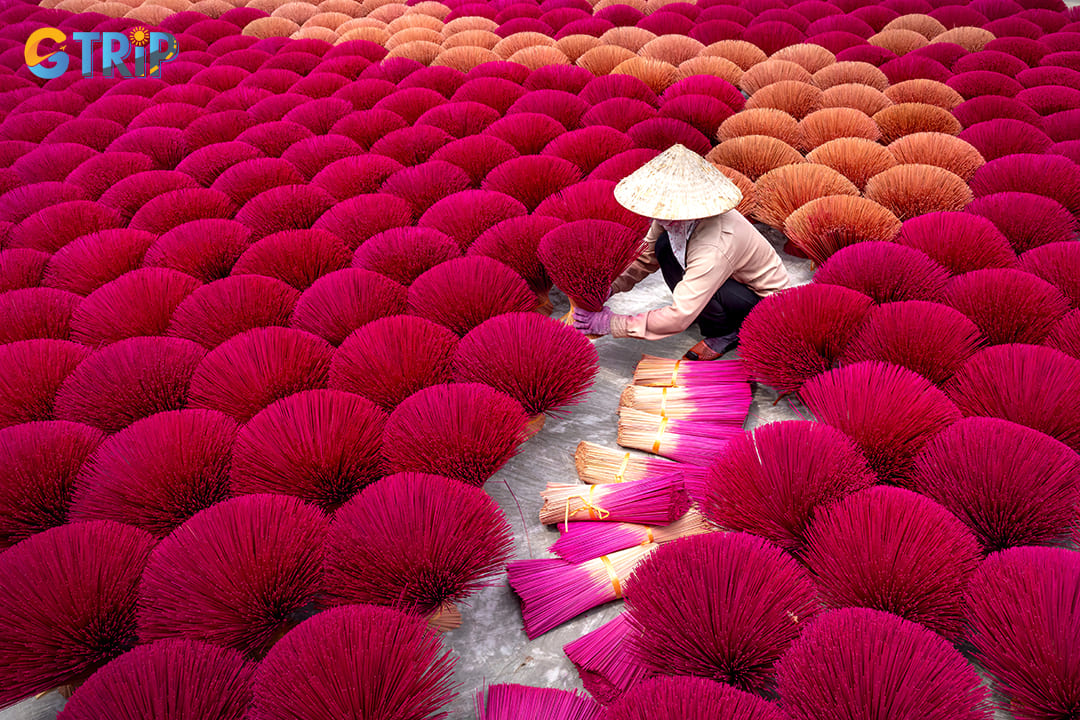 The incense production process follows a carefully orchestrated sequence that combines traditional knowledge with artistic precision
