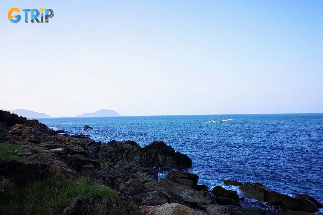 The journey to Black Rock Beach is full of beautiful views of Son Tra Peninsula
