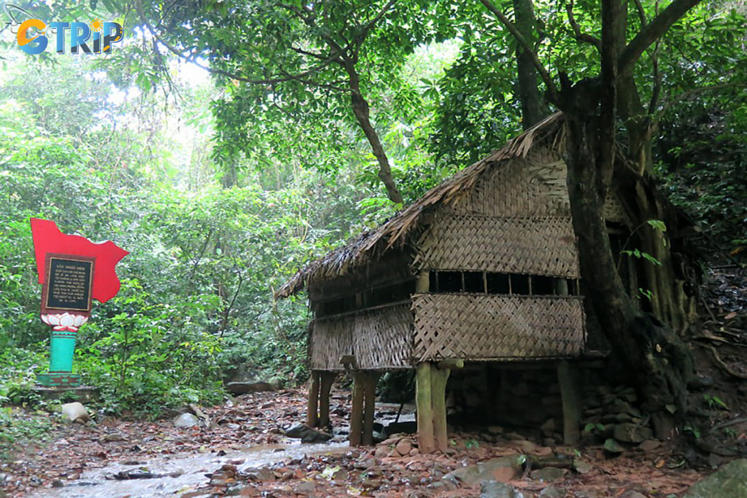 The Khuoi Nam Hut is another essential stop for those interested in Ho Chi Minh’s revolutionary activities