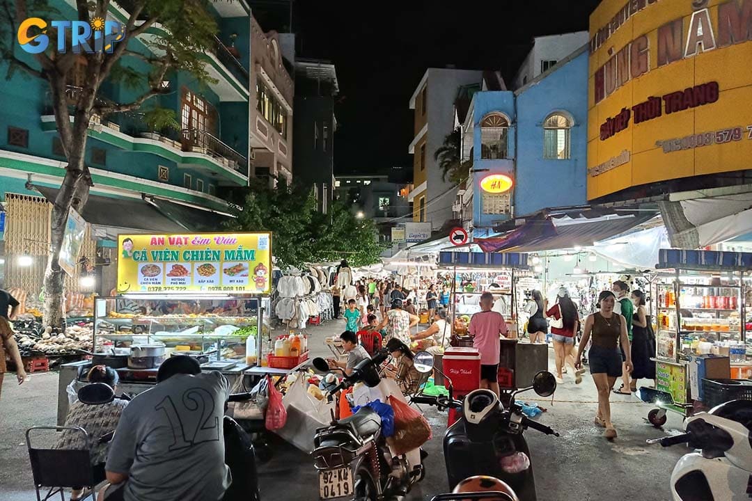 The Le Duan Night Market is a narrow, lively alley market just off Le Duan Street, popular with locals for its ultra-affordable fashion and high-energy vibe
