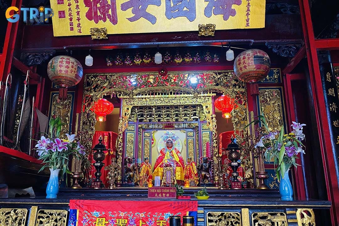 The main hall is where dedicated to Mazu (Thien Hau), the Goddess of the Sea that you can worship