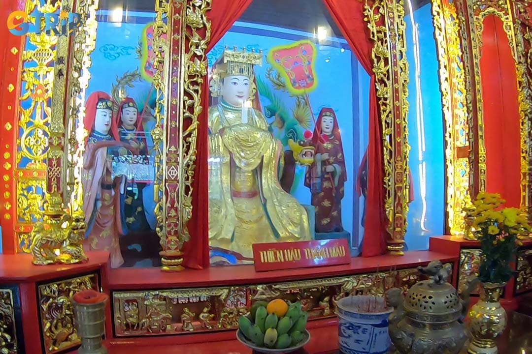 The main hall is where visitors come to pray and make offerings for good fortune