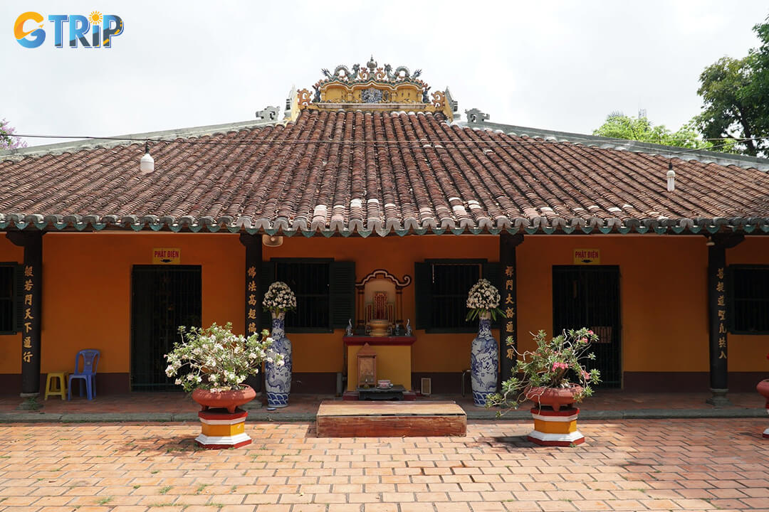 The main hall of Giac Lam Pagoda, with 98 carved pillars, layered Buddha altars, and a roof of 7,450 ceramic plates, embodies the temple’s spiritual and artistic grandeur