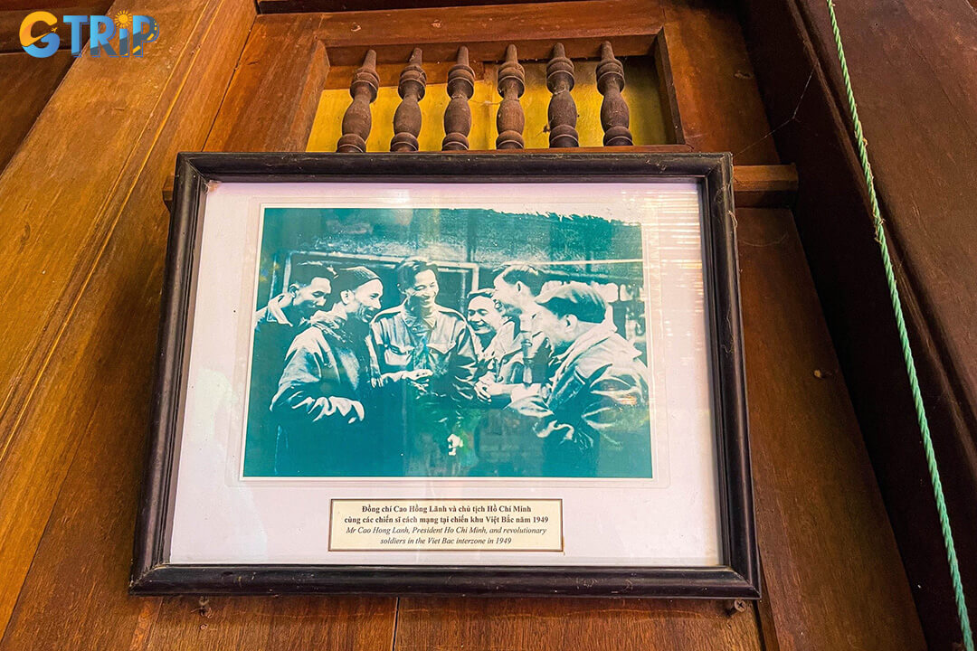 The main hall serves as a formal living and worship space, showcasing refined woodwork, mother-of-pearl inlays, and traditional plaques crafted by Kim Bong artisans