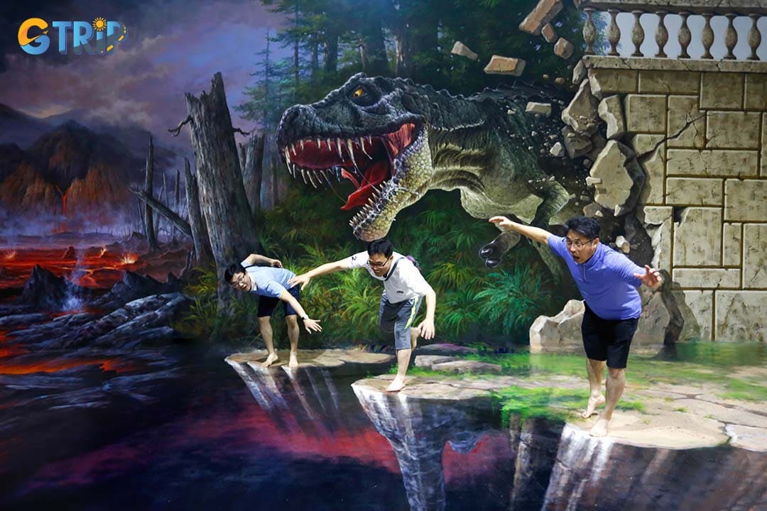 The main highlight of the 3D Museum Art in Paradise is the immersive photography experience, where visitors can interact with over 130 large-scale 3D artworks