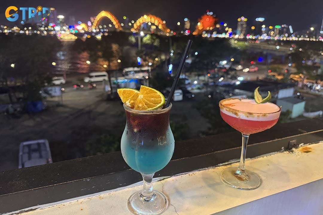 The main selling point of Dragon Ball Rooftop Bar is its unbeatable, direct view of the Dragon Bridge