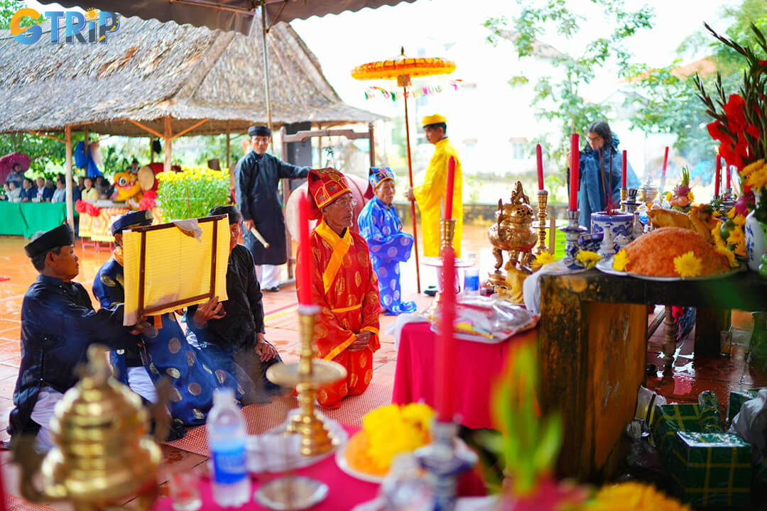 The main worship ceremony features ritual chants, symbolic offerings, and a fire rite for renewal, marking the spiritual start of Tra Que’s new farming year