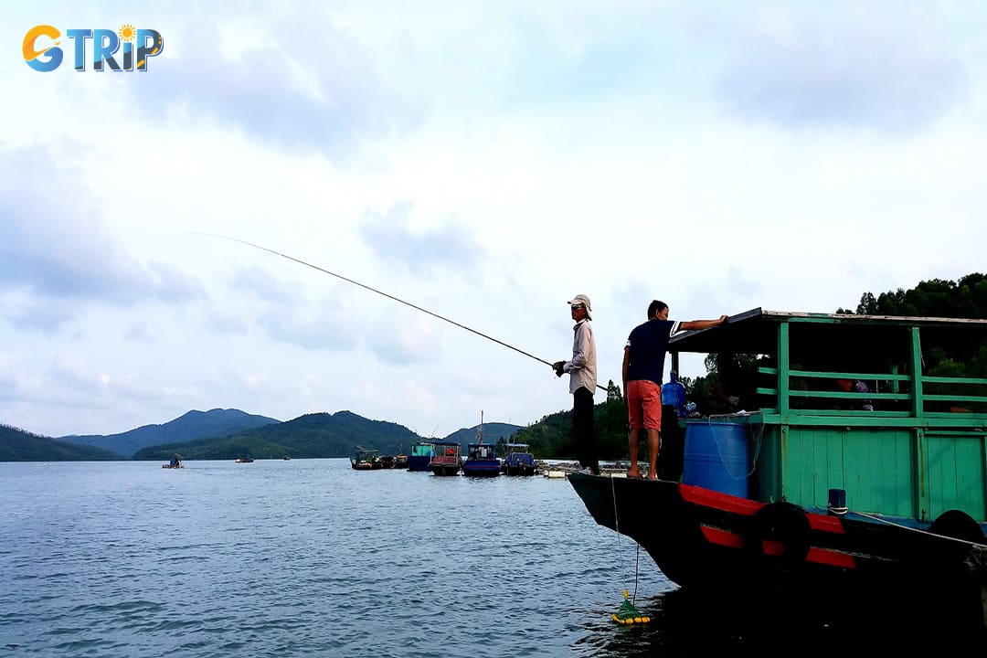 The man is fishing at one of the fishing villages in Ngoc Vung