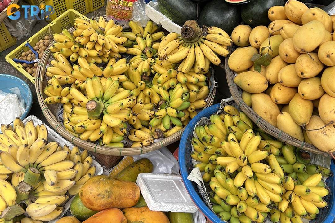 The market is a great place to buy edible souvenirs, such as local sesame cakes and tropical sweets, dried fruits and packaged snacks perfect for gifts