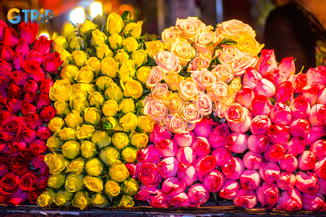 The market officially opens daily around 11:00 PM and continues operations until approximately 6:00 AM the following morning
