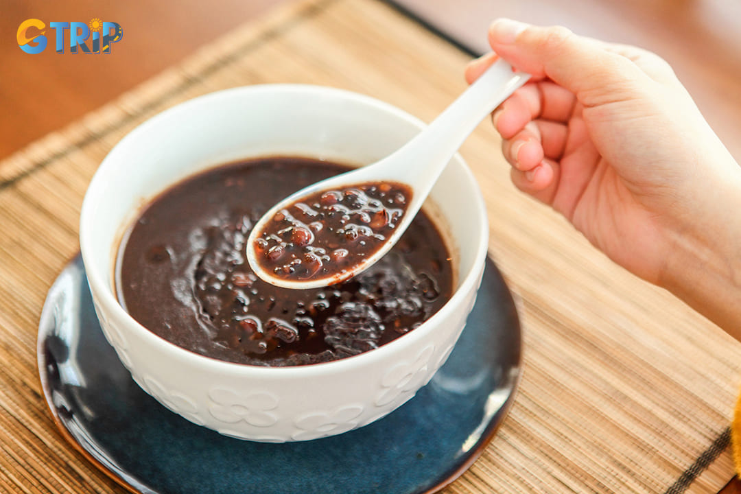 The most distinctive Vietnamese custom involves consuming red beans on the Qixi Festival