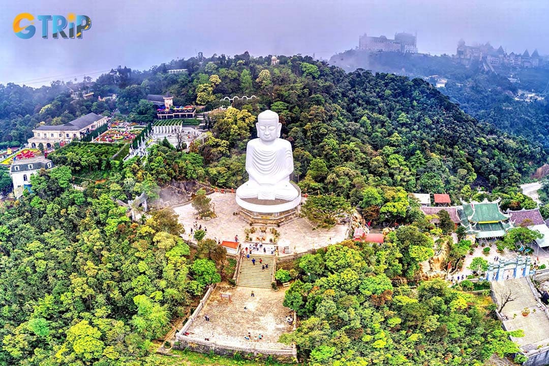 The most iconic feature of Linh Ung Pagoda Ba Na is the 27-meter-tall white Shakyamuni Buddha statue