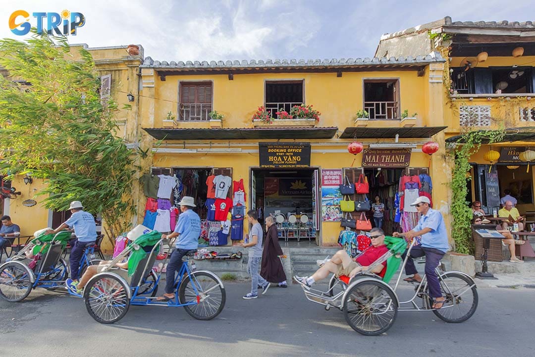 The most popular cyclo route is through the Old Town