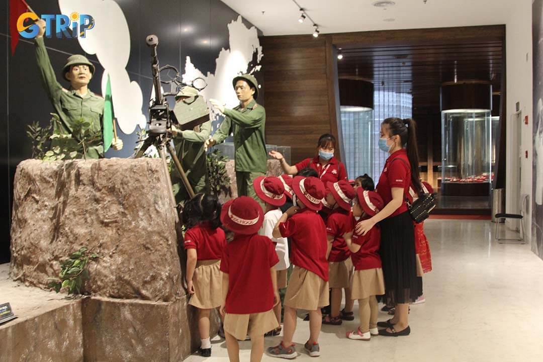 Quang Ninh museum attracts many people to visit, including children