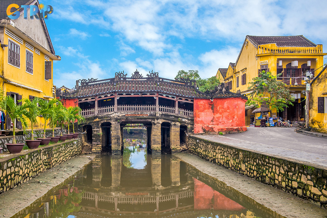The museum is an ideal starting point for exploring nearby landmarks like the Japanese Covered Bridge and historic merchant houses on foot