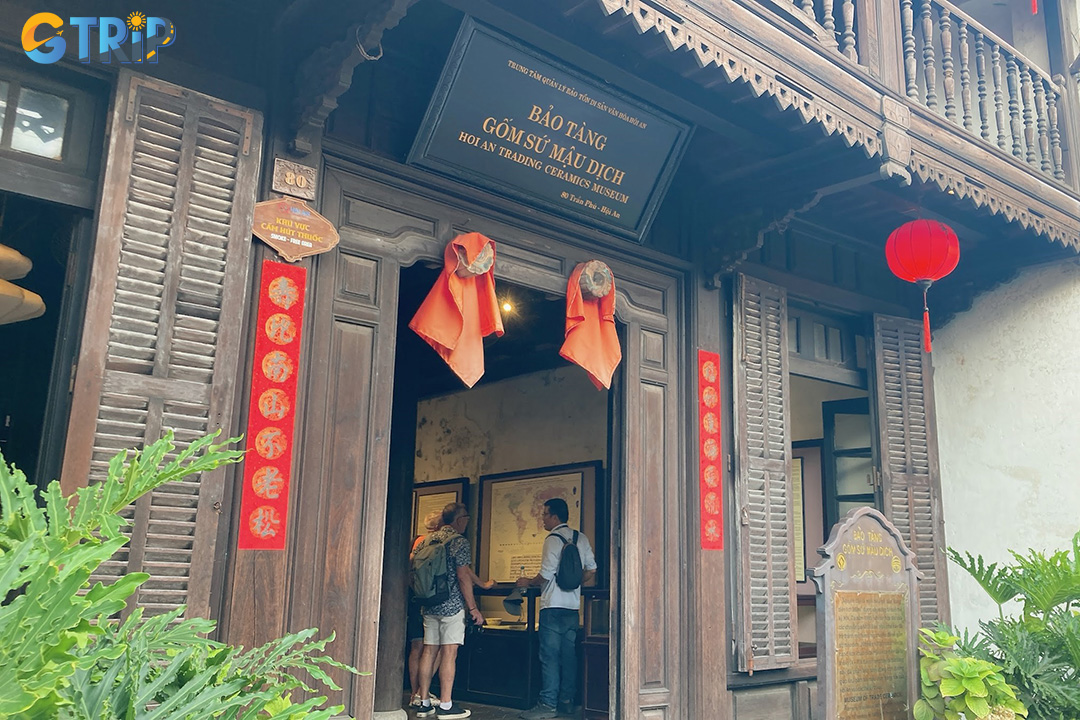 The Museum of Trade Ceramics is a convenient and easily accessible stop as you explore the city’s historic, pedestrian-friendly streets