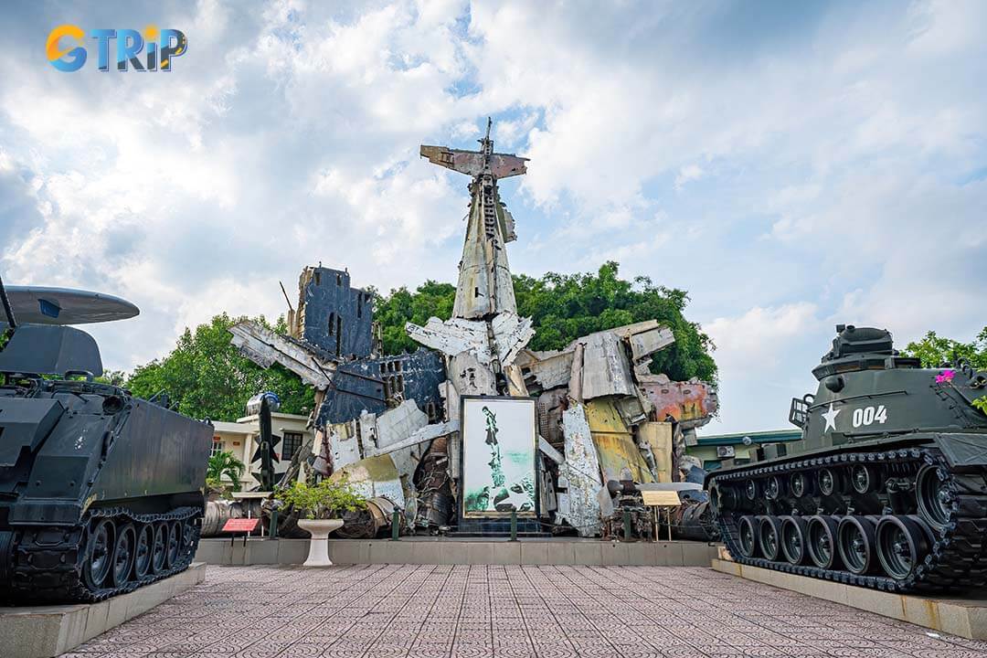 The museum’s outdoor exhibits offer an impressive display of military aircraft, artillery, and armored vehicles