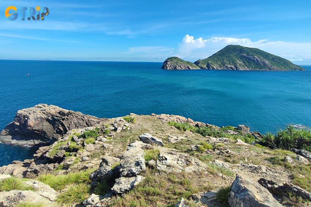 The nearby Eo Gio (Windy Pass) is a place that you should visit for a panoramic view of the coastline and surrounding islands