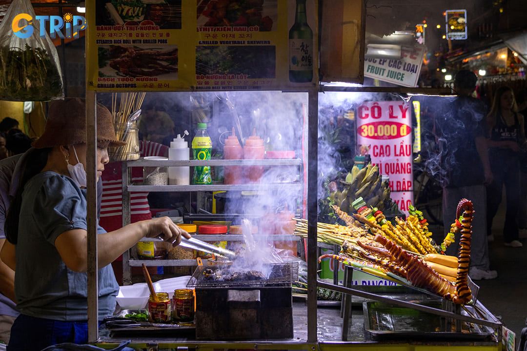 The night market is a haven for those looking to delve into the town's artisan crafts, local foods, and cultural artifacts