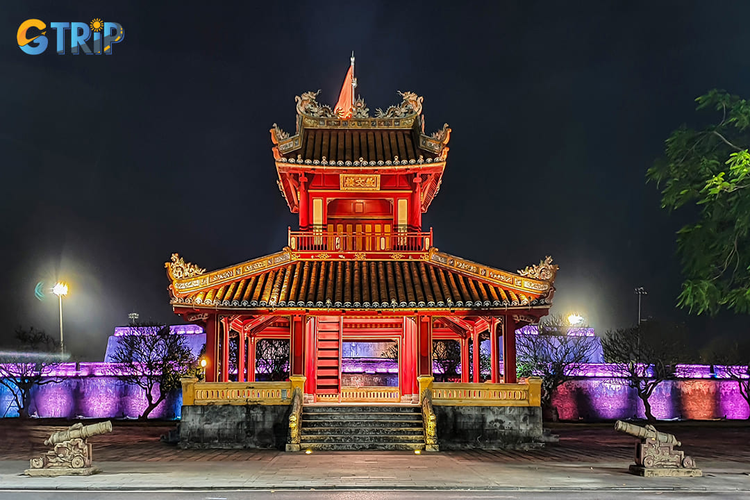 The Night Tour of the Imperial City (Tour Dai noi ve dem) in Hue offers a magical journey into the heart of Vietnam’s royal past