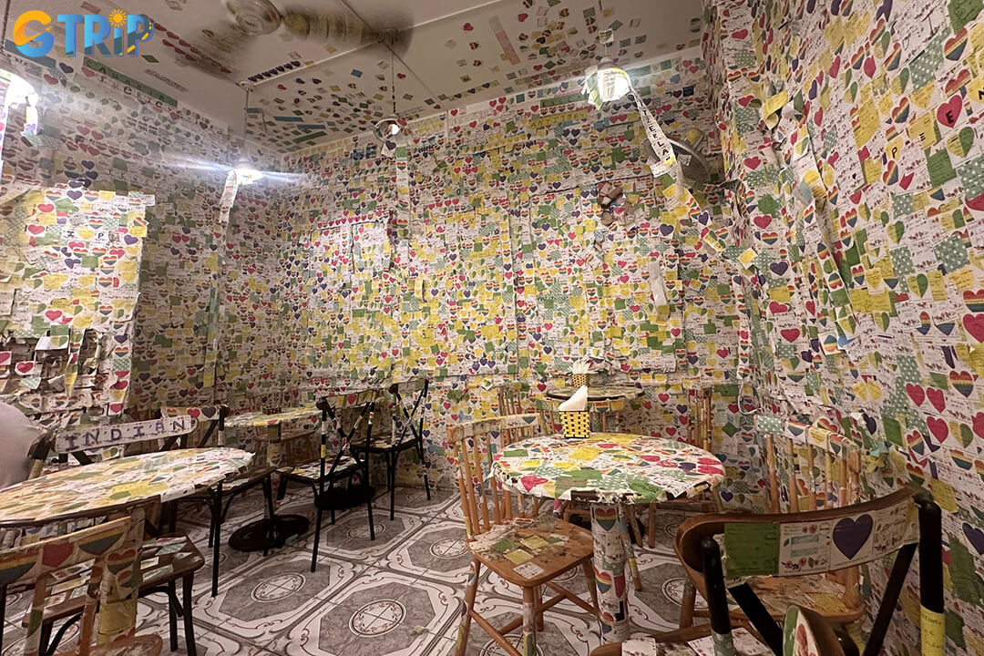 The Note Coffee charms with vibrant sticky-note walls, heartfelt messages, and lakeside views, offering coffee that’s as memorable as the atmosphere
