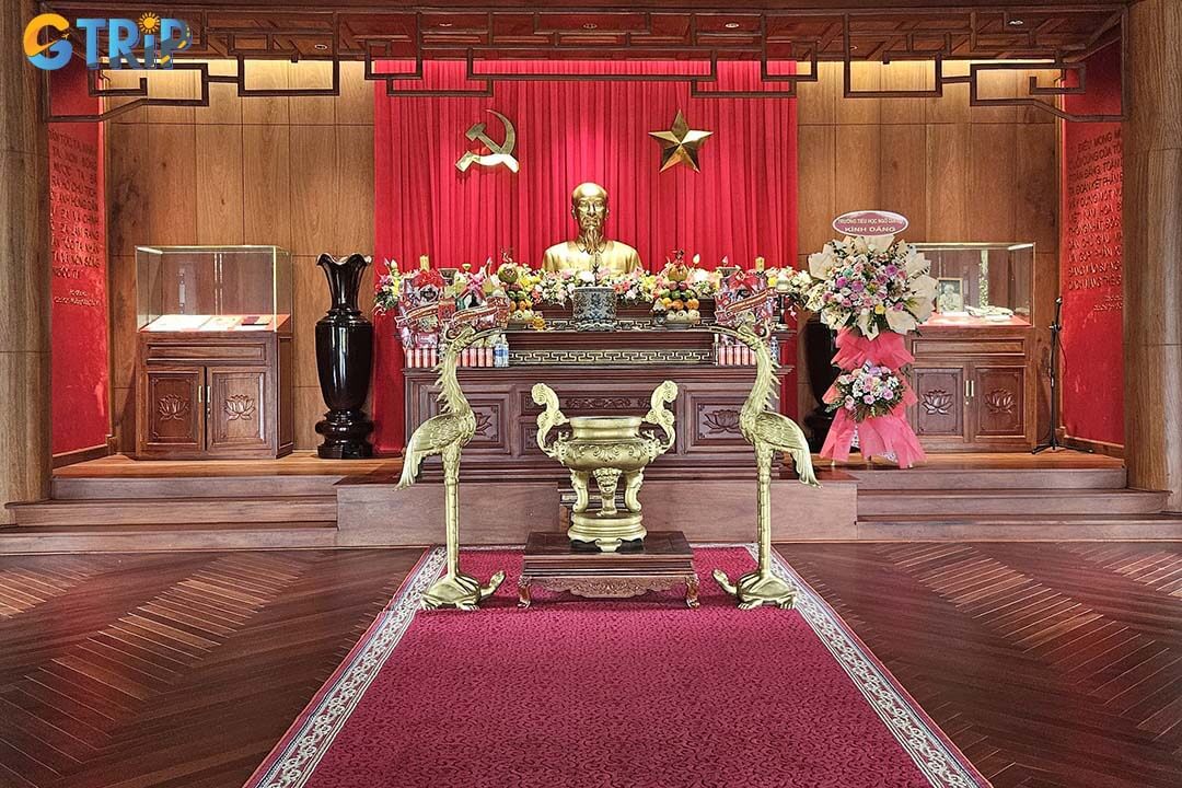 The outdoor exhibition is a powerful photography setting with tanks and aircraft, where visitors should shoot thoughtfully to respect its role as a place of remembrance