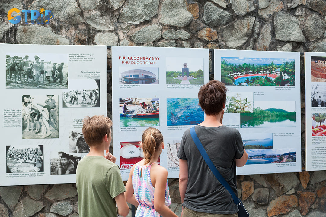 The outdoor exhibition space covers about 3,026 square meters and complements the indoor galleries by displaying large military relics and equipment