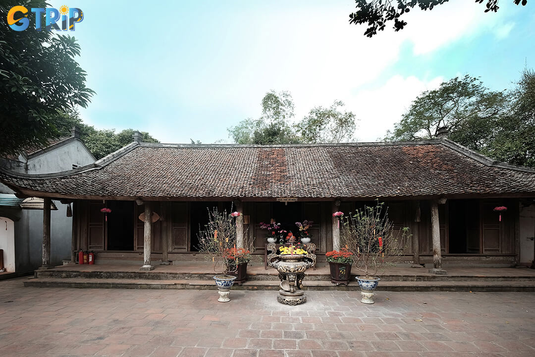 The pagoda showcases traditional Vietnamese Buddhist architecture through its hillside layout and intricately crafted wooden structures