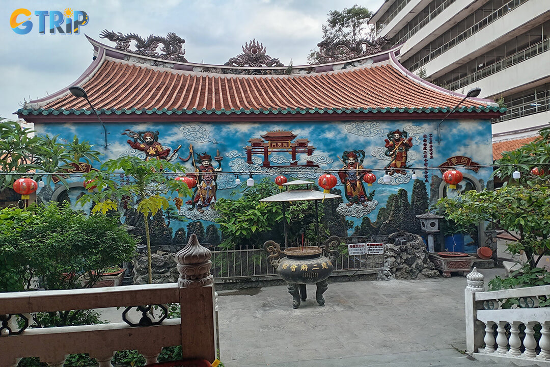 The pagoda’s standout feature is its multi-tiered Fujian-style roof with curved eaves, vibrant ceramic mosaics, and symbolic creatures all embodying prosperity and harmony