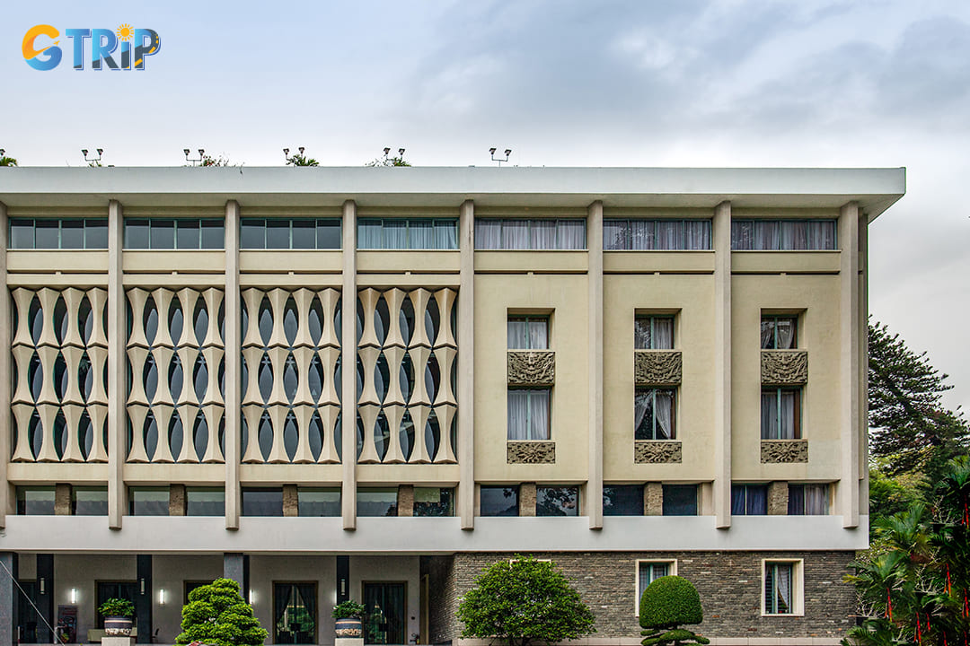 The palace's architectural style emphasizes simplicity, functionality, and the integration of natural elements