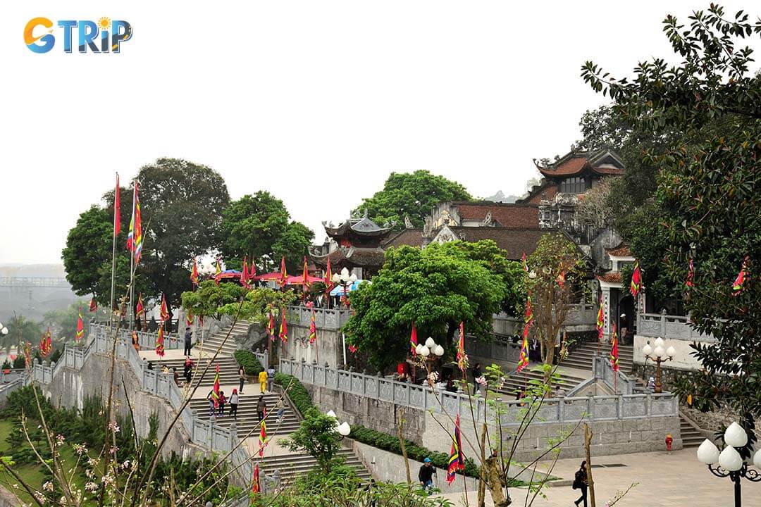 The path to the Thuong Temple has many steps