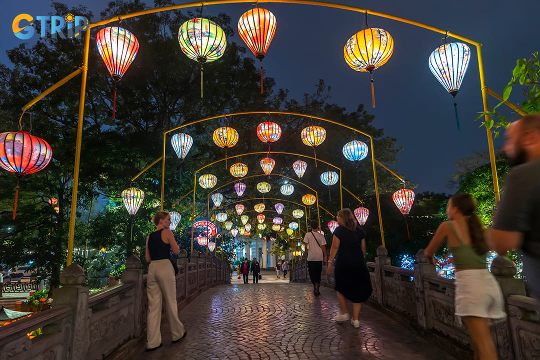 The peaceful streets and soft lighting are suitable for couples