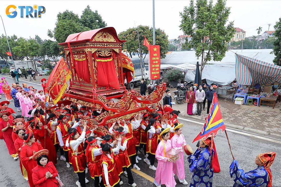 The people of Me Linh organize a palanquin procession for the Trung Sisters