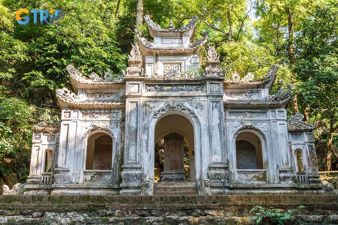 The Perfume Pagoda complex consists of four areas, Thien Huong, Thanh Huong, Long Van, and Tuyet Son, each offering unique temples, caves, and peaceful landscapes