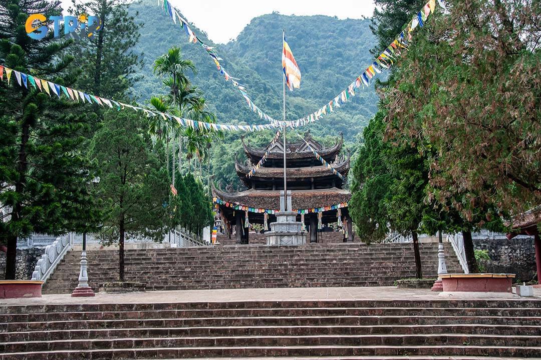 The Perfume Pagoda features Thien Tru Pagoda with its intricate design and Huong Tich Cave, home to the revered Buddha Quan Am Statue