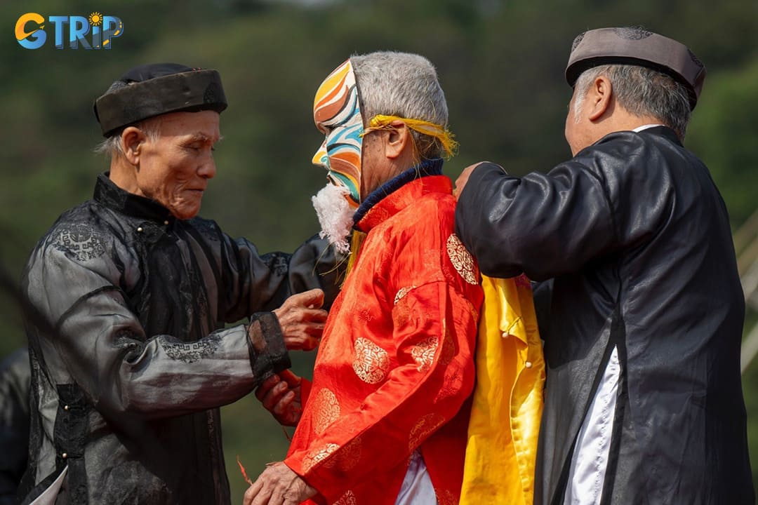 The person chosen to perform the royal spirit embodiment ritual steps onto the ceremonial platform to offer prayers to King Le Dai Hanh and the God of Agriculture